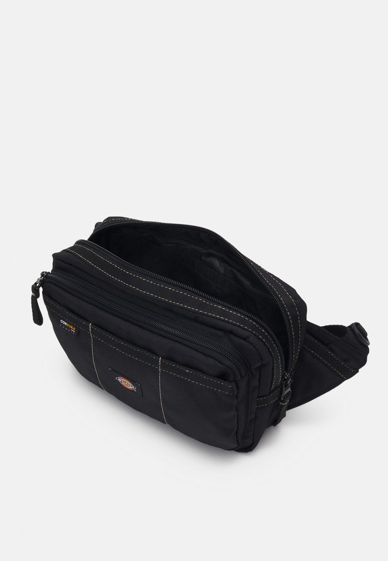 Borsa a tracolla in tessuto nero con doppi zip, cuciture a contrasto, tasca frontale e cinturino regolabile. Presenta un'etichetta con logo del marchio.