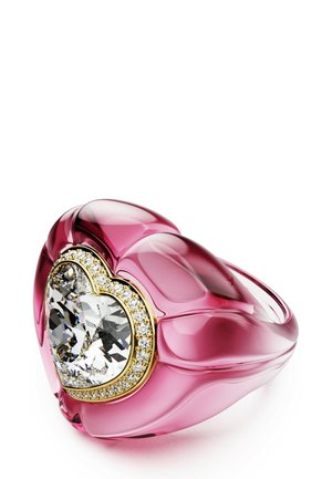 Rosa herzförmiger Ring mit einem großen zentralen Diamanten, umgeben von kleineren Diamanten, eingefasst in goldener Verkleidung.