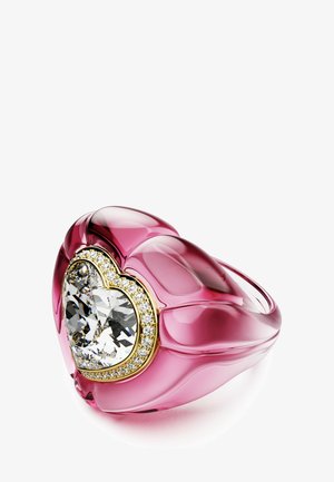 Roze hartvormige ring met een grote centrale diamant omringd door kleinere diamanten, gezet in een gouden rand.