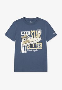 Blauw katoenen t-shirt met een grafisch ontwerp van een beige Converse Chuck Taylor sneaker en de tekst "ALL STAR ALL COLORS" in verschillende groottes.