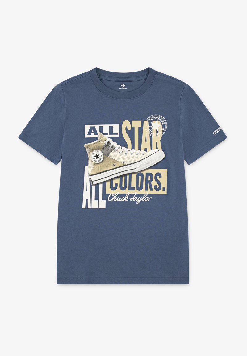 Blauw katoenen t-shirt met een grafisch ontwerp van een beige Converse Chuck Taylor sneaker en de tekst "ALL STAR ALL COLORS" in verschillende groottes.