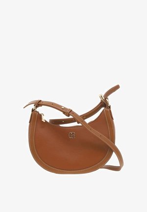 Sac à épaule en cuir marron avec une forme incurvée, quincaillerie dorée, sangle réglable et logo embossé. Présente des détails de surpiqure contrastants.