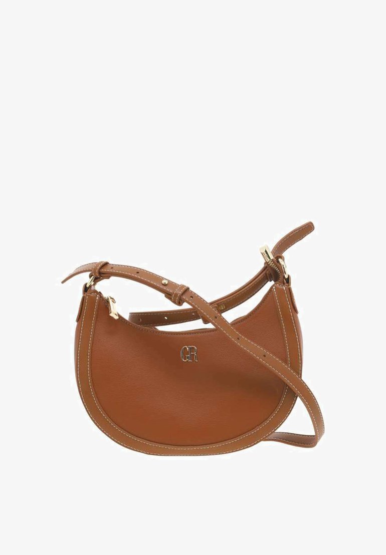 Sac à épaule en cuir marron avec une forme incurvée, quincaillerie dorée, sangle réglable et logo embossé. Présente des détails de surpiqure contrastants.