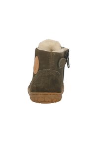 Braune Wildleder-Ankle-Boots mit einer weichen, cremefarbenen Innenausstattung, Reißverschluss hinten und gemustertem Gummisohle. Mit einem tanfarbenen Lederakzent an der Seite.