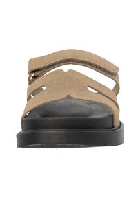 Sandal in suede marrone con due cinghie superiori e suola in gomma nera. Presenta design ritagliati sulle cinghie e una soletta piatta e texturizzata.