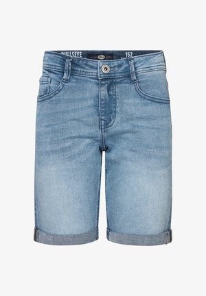 Valkoinen puuvillapaita mustalla logolla, vaaleansiniset farkkushortsit, valkoiset tennarit ja raidalliset sukat. Yksinkertainen, rento asuste lämmin kesäsäälle.