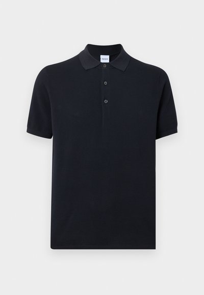 Polo noir à manches courtes avec patte de boutonnage à trois boutons et col classique, présenté à plat sur un fond clair.
