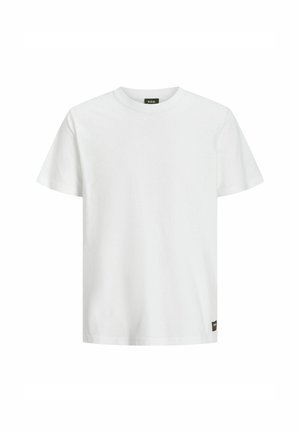 Biely bavlnený tričko s okrúhlym výstrihom, krátkymi rukávmi a malou hnedou nášivkou na dolnej ľavej strane. Hladká textúra, klasický strih.