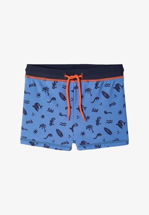 Blaue Jungen-Badehosen mit orangefarbener Kordel, marineblauem Bund und sommerlichen Motiven wie Palmen, Surfbrettern und Sonnen.