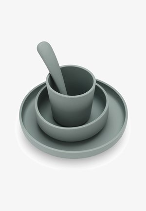 Ensemble d'ustensiles de cuisine en silicone gris comprenant une assiette peu profonde, deux bols imbriqués et une cuillère, tous présentant des surfaces lisses et des formes arrondies.