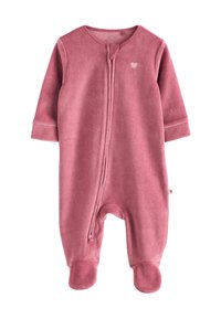Mono de bebé de felpa rosa con mangas largas, cremallera frontal completa, piernas con pies y pequeño bordado de corazón en el pecho. Textura suave.