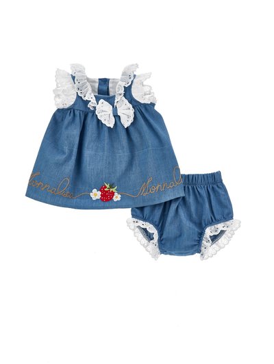 Μπλε παιδικό φόρεμα με άσπρα δαντελωτά βολάν, κεντημένη φράουλα και λουλούδια, σετ με ταιριαστά μπλε σορτσάκια με δαντέλα στο τελείωμα.