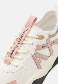 Armani Exchange LACE UP - Sneakers basse - off-white/rose