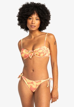 Tvådelad bikini med ett blommönster i nyanser av persika och gult. Toppen har en rosettdetalj och justerbara axelband; botten har bindningssidor.