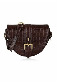 Borsa a tracolla in pelle sintetica marrone effetto coccodrillo con patta curva, hardware dorato, tracolla regolabile e dettaglio di chiusura a fibbia.