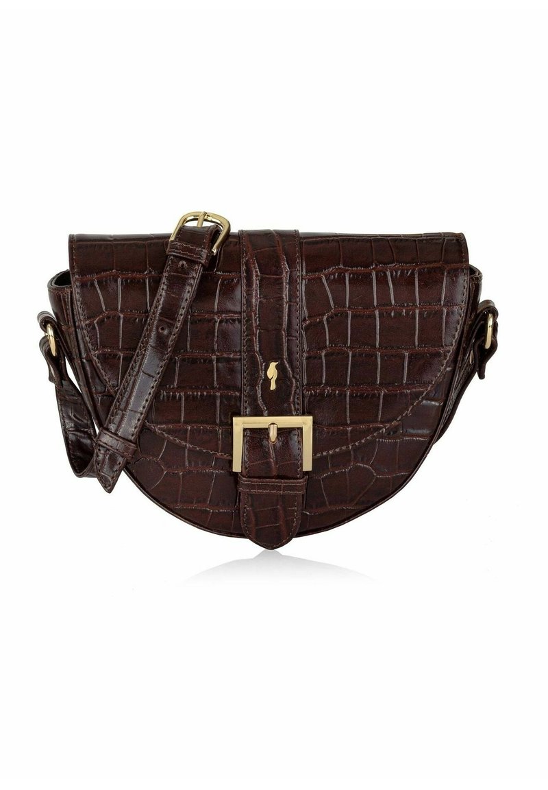Borsa a tracolla in pelle sintetica marrone effetto coccodrillo con patta curva, hardware dorato, tracolla regolabile e dettaglio di chiusura a fibbia.