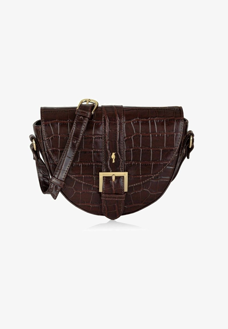 Borsa a tracolla in pelle sintetica marrone effetto coccodrillo con patta curva, hardware dorato, tracolla regolabile e dettaglio di chiusura a fibbia.