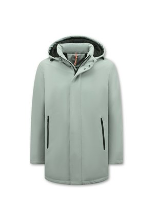 Lichtgrijze gewatteerde winterjas met capuchon, zwarte ritssluiting zakken, voorste knoop- en ritssluiting, en een oranje trekkoord aan de binnenkraag.