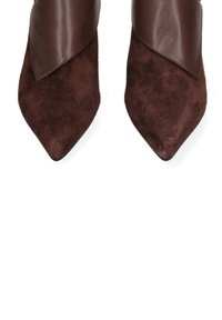 Bruine pointed-toe hakken zijn voorzien van een combinatie van glad leer en suede, met een opvallend gevouwen leren accent. 