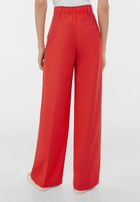 Bershka Tygbyxor - red