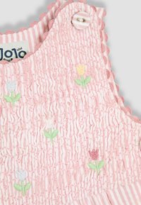 Vestido de tela fruncida rosa con un patrón a rayas, que presenta bordados florales y un cierre de botones, acentuado con un acabado de orlas.