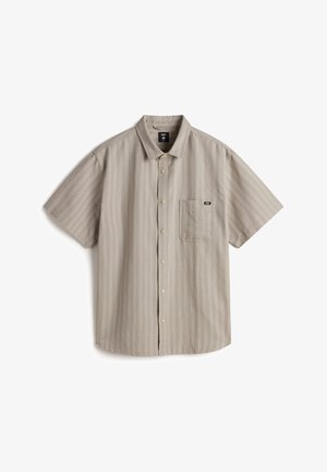 Chemise à manches courtes à boutons de couleur beige clair avec des rayures verticales blanches, dotée d'une poche poitrine unique et d'un tissu doux et texturé.