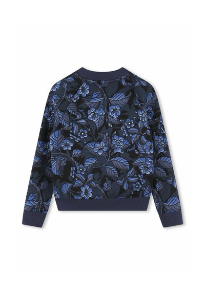 Sweatshirt à motif floral avec un fond bleu foncé, présentant un mélange de fleurs bleues et noires, col rond et poignets côtelés.