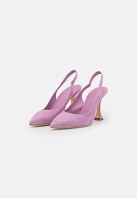 Tacchi slingback in suede rosa con punta affusolata, lati aperti e tacco geometrico di media altezza. Texture liscia e design minimal.