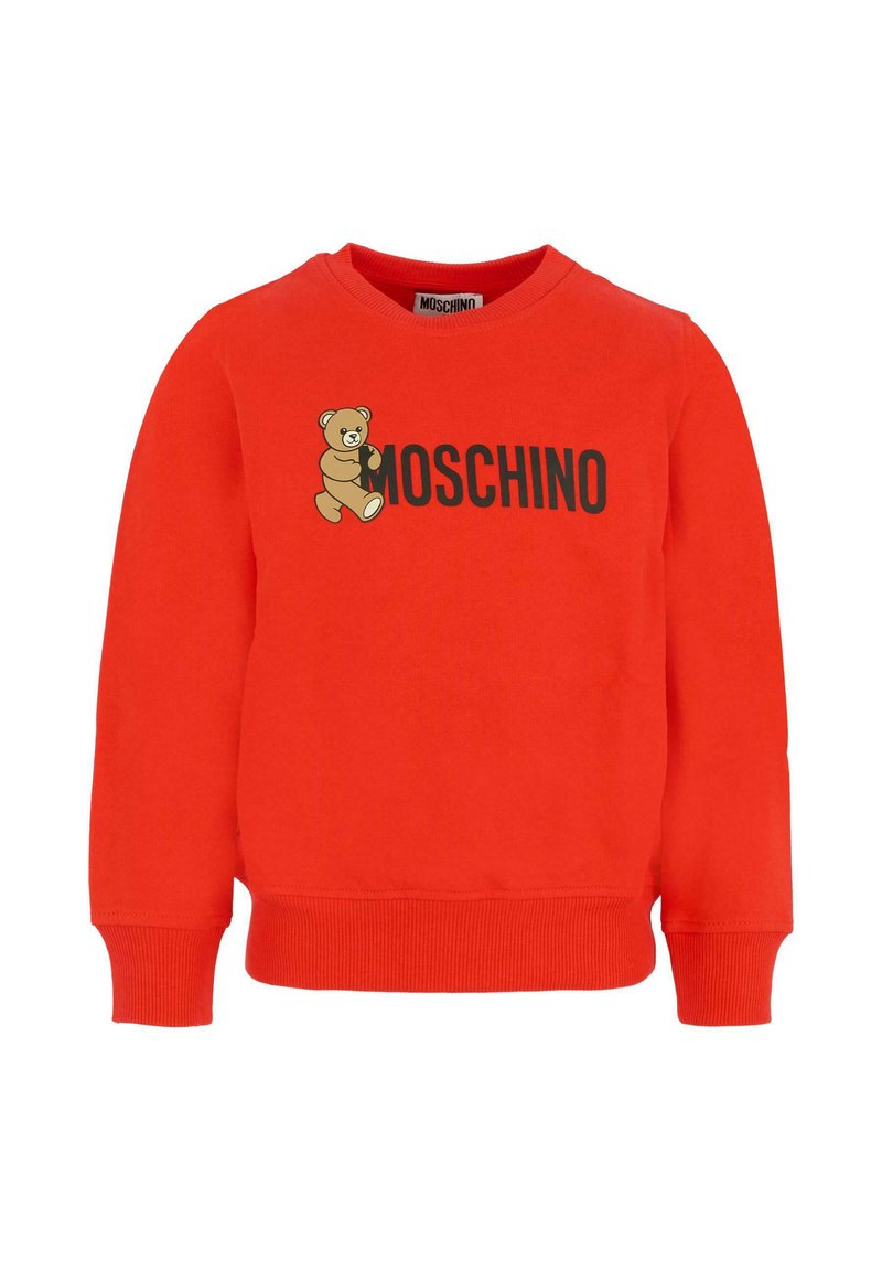 Felpa rossa in cotone con una grafica di un orso e la scritta "MOSCHINO" in caratteri neri. Collo rotondo e polsini a coste per una vestibilità aderente.