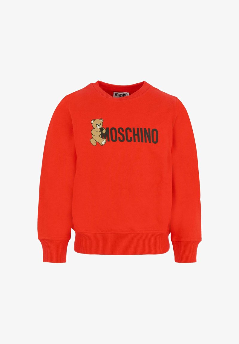 Felpa rossa in cotone con una grafica di un orso e la scritta "MOSCHINO" in caratteri neri. Collo rotondo e polsini a coste per una vestibilità aderente.