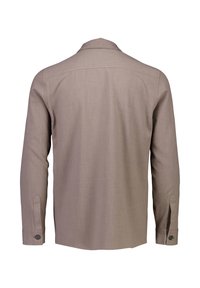 Brun långärmad skjorta gjord av ett slätt tyg, med klassisk krage, knappade manschetter och rak kant. Bakåt visar en minimal söm.