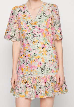 Robe fleurie avec motifs roses, orange, verts et noirs, manches courtes, col en V et ourlet à volants.