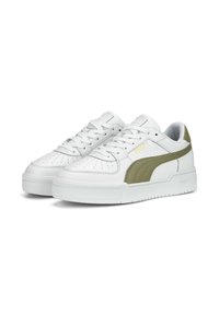 Baskets en cuir blanc avec un accent vert olive et un panneau latéral texturé. Elles disposent d'une fermeture à lacets, d'un bout perforé et d'une semelle blanche épaisse.