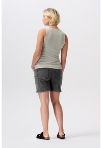Lichtgrijze tanktop met een aansluitend ontwerp, gecombineerd met donkergrijze denim shorts. De outfit bevat platte zwarte sandalen.