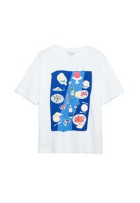 Witte T-shirt met korte mouwen met een kleurrafische voedselthema op een blauwe achtergrond, waarop schalen, desserts en drankjes worden afgebeeld.