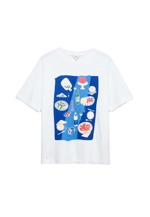 T-shirt bianco a maniche corte con una grafica colorata a tema gastronomico su uno sfondo blu, che rappresenta piatti, dessert e bevande.