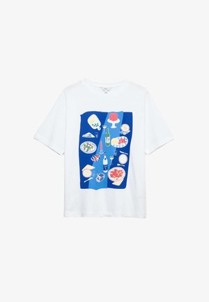 Weißes Kurzarm-T-Shirt mit einem bunten, food-orientierten Grafikdesign auf blauem Hintergrund, das Gerichte, Desserts und Getränke darstellt.