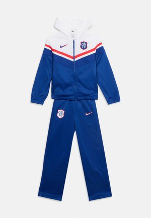 Синьо и бяло спортно облекло Nike с червени акценти, лого на Chelsea FC на якето и панталоните, яке с пълно закопчаване и качулка, с ластици на ръкавите и талията.