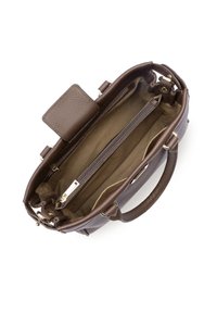 Borsa a tracolla in pelle marrone con texture, dotata di due manici, scomparti con zip e una fodera interna sobria. Presenta elementi di hardware in tonalità oro.