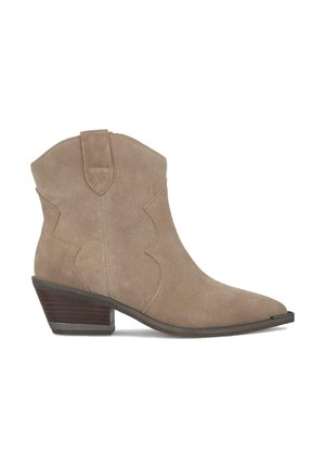 Beige Wildleder-Ankle Boots mit spitzem Zehenbereich, geschwungenen Nahtdetails und einem gestapelten Absatz. Mit einem Zugtab für einfaches Anziehen.