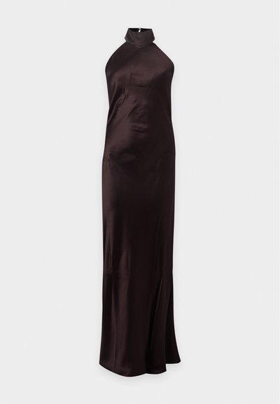 Robe longue en satin brun foncé sans manches avec un col montant et un léger évasement à l'ourlet, présentée sur un fond uni.