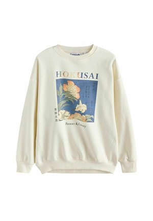 Kreemivärvi dress, millel on peooniate ja kanariga graafika, joonistatud sinise äärisega, ning ülespoole bold-kirjas "HOKUSAI" tekst.