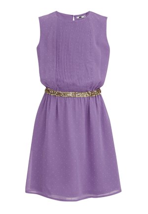 Ärmelloses lila Kleid mit plissierter Front, gepunktetem Stoff und einem glänzenden goldenen Pailletten-Gürtel in der Taille.