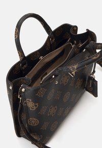 Sort tekstureret håndtaske med brunt logomønster, der har to håndtag, en aftagelig rem og flere indvendige rum.