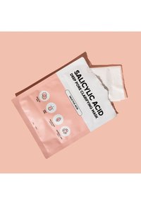 Verpackung der Salicylsäure tiefenreinigenden Gesichtsmaske, rosa und weiß, mit Symbolen für die wichtigsten Vorteile und einem eingerissenen Rand für einfaches Öffnen.