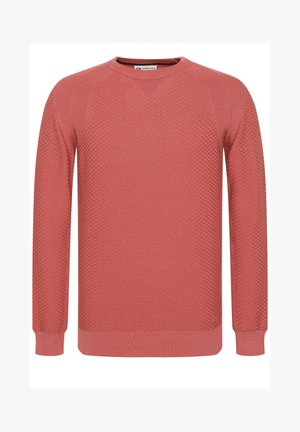 Pull en corail texturé avec des manches longues, un col rond et des poignets côtelés. Présente un motif en losange sur l'ensemble pour un intérêt visuel supplémentaire.