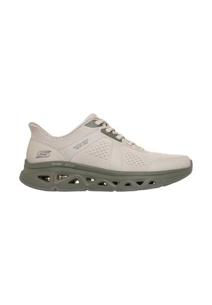 Beige Skechers Slip-Ins sneaker met lichtgrijze ademende bovenkant en donkergrijze Glide-Step gedempte zool met ventilatiegaten.