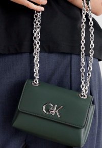 Calvin Klein RELOCK SHOULDER BAG - Rankinė - palm green