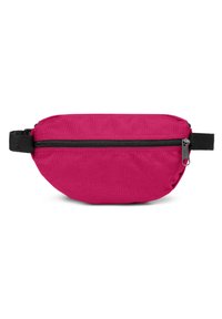 Riñonera de tela fucsia con forma redondeada, que cuenta con un zipper negro y una correa negra ajustable para mayor comodidad y versatilidad.