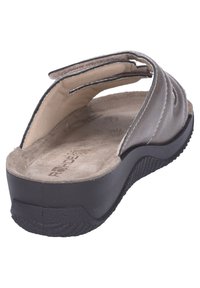 Graue synthetische Rutsch-Sandale mit offenem Rücken, gepolsterter Innensohle und strukturiertem Gummisohle. Verfügt über Klettverschlüsse für eine anpassbare Passform.